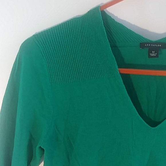 Ann Taylor Green Knit Top Med. - Picture 4 of 7